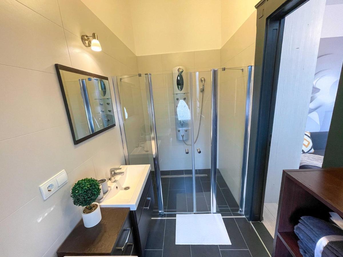 Manyi Apartman 2 Debrecen Buitenkant foto